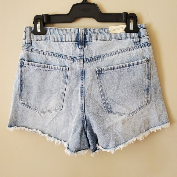 NWT BAN-JARA Denim High Rise Floral Embroidery Shorts Raw Hem Light Wash Size 27 - Picture 5 of 9